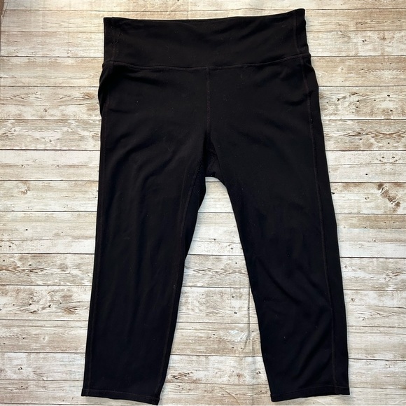 Athleta Pants - Athleta Cropped Leggings LARGE